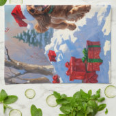 Cocker Spaniel loopt in de sneeuw met kerst Pet Theedoek (Gevouwen)