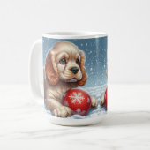 Cocker Spaniel Puppy Rustend in de Sneeuw Met een Koffiemok (Voorkant links)