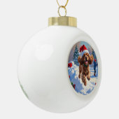 Cocker Spaniel Rent in de Sneeuw met Kerstmuts Keramische Bal Ornament (Links)