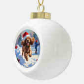 Cocker Spaniel Rent in de Sneeuw met Kerstmuts Keramische Bal Ornament (Rechts)