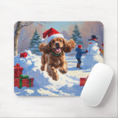 Cocker Spaniel rent in de sneeuw met kerstmuts Muismat (Met muis)