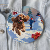 Cocker Spaniel rent in de sneeuw met kerstmuts Ronde Button 6,0 Cm (In situ)
