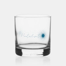 Cocktail- of whiskyglas van een vakantieoord 
