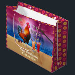 Cocktail Party Tropical Rooster Funny Birthday Groot Cadeauzakje<br><div class="desc">Viel je zomerverjaardag, bacheloretfeest of een andere gelegenheid om deze unieke, humoristische cocktailparty te ontwerpen. Dit grappige ontwerp is perfect voor elke tropische volwassen partij, of het nu een dag is in het zwembad, op het strand of zelfs in de kippenhok. Het is tenslotte COCKtail tijd! Een roestkraai naast een...</div>