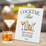 Cocktailbar Groen & Rood Classy Reclamebord Met Voetstuk<br><div class="desc">Dit groene en rode themaontwerp bevatte enkele klassieke cocktails.</div>