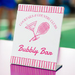 Cocktails en country clubs tennis Bachelorette Reclamebord Met Voetstuk<br><div class="desc">Cocktails en country clubs Laatste schommel voor de ring tennis country club thema Bachelorette weekend party gepersonaliseerde bubbly bar tafel teken sjabloon,  bachelorette party tafel decor roze en wit tennis thema tafelteken</div>