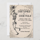 Cocktails & Kostuums Skelet Halloween Feest Kaart (Voorkant)