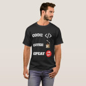 Code Koffie Herhaal Programmeur Ontwikkelaar T-Shi T-shirt (Voorkant volledig)
