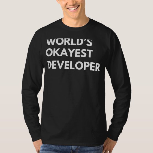 Codeer je stijl met Worlds Okayest Developer T-shi T-shirt (Voorkant)
