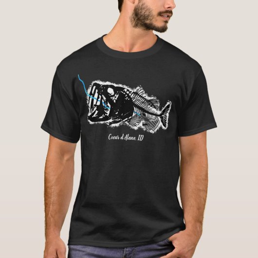 COEUR D'ALENE - ÉÉN BAD BASS GESWALLOWDE ID PATRIO T-SHIRT (Voorkant)