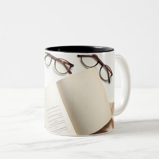 Coffee & Books Mug - Cozy Reading Lover Gift Tweekleurige Koffiemok