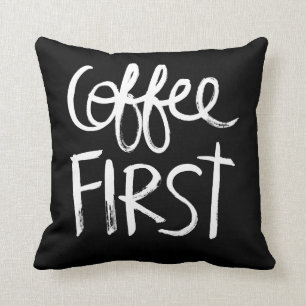 Coffee Eerst White Brush Script stijl Kussen