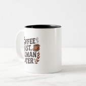 Coffee First Human Later Mug – Funny Coffee Lover  Tweekleurige Koffiemok (Voorkant links)