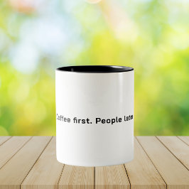 Coffee First. People Later Minimalist Quote Tweekleurige Koffiemok
