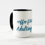 Coffee First T-shirt – Grappig & Trendy Mok (Voorkant links)