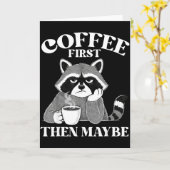 Coffee First Then Maybe Funny Introvert Raccoon Co Kaart (Gele Bloem)