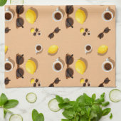 Coffee lemons and sunglasses on a warm sand theedoek (Gevouwen)