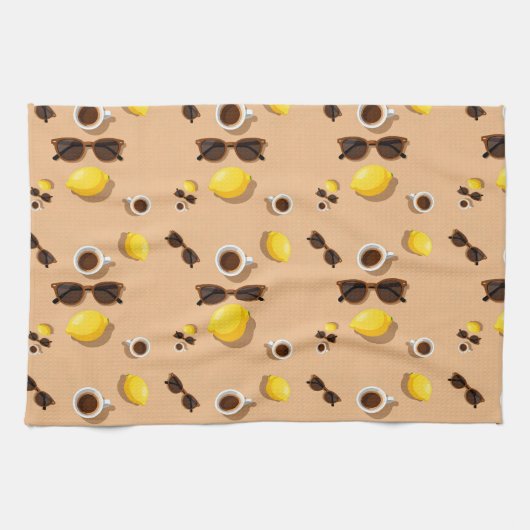 Coffee lemons and sunglasses on a warm sand theedoek (Horizontaal)