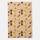 Coffee lemons and sunglasses on a warm sand theedoek (Verticaal)