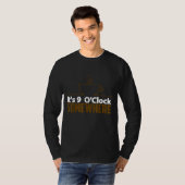 Coffee Lover Gift - Het is 9 uur ergens T-shirt (Voorkant volledig)