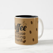 Coffee Lover's Quote Mug | Brown Rustic Design Tweekleurige Koffiemok (Voorkant rechts)