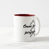 Coffee Mok "Omne trium perfectum" (Voorkant rechts)