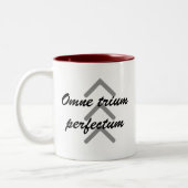 Coffee Mok "Omne trium perfectum" (Links)