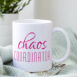 Coffee-Mok van Chaos Coordinator roze Koffiemok<br><div class="desc">De Mok van de Coffee van de Coördinator van het Roze Manuscript van Chaos is een eenvoudig ontwerp van "chaos coördinator"in een leuke roze typografische tekst. Ideaal voor die druk bezette moeder,  vader,  coach,  leraar,  sportteammanager of werkbaas. Ontworpen door ©Evco Studio www.zazzle.com/store/evcostudio</div>