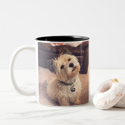 Coffee Mug –Waiting Puppy  Design Tweekleurige Koffiemok (Met donut)