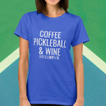 Coffee Pickleball Wine aangepaste tekst waar je va T-shirt<br><div class="desc">Wat maakt je leven compleet? Koffie,  Pickleball & Wine of zo? Voeg gewoon je "liefde" toe aan de 4 regels aangepaste tekst om een één-van-een-soort shirt te creëer met de dingen die je leven concurrerend maken. Verander of schrap gemakkelijk om het even welke lijn van tekst.</div>