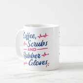 Coffee, Scrubs & Rubber Gloves Mug – Nurse Life Gi Koffiemok (Voorkant links)