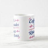 Coffee, Scrubs & Rubber Gloves Mug – Nurse Life Gi Koffiemok (Center)