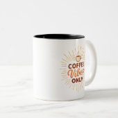 Coffee Vibes Only – Boho Coffee Design Tweekleurige Koffiemok (Voorkant rechts)