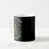 Coffiemonster probeert gewoon het hoofd boven wate koffiemok (Voorkant links)