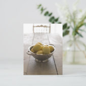 Colander met citroenen op houten tafel briefkaart (Staand voorkant)