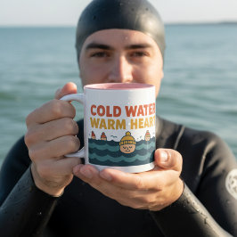 Cold Water Warm Heart – Funny Wild Swimmer Design Tweekleurige Koffiemok