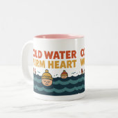 Cold Water Warm Heart – Funny Wild Swimmer Design Tweekleurige Koffiemok (Voorkant links)