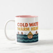 Cold Water Warm Heart – Funny Wild Swimmer Design Tweekleurige Koffiemok (Links)