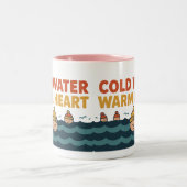 Cold Water Warm Heart – Funny Wild Swimmer Design Tweekleurige Koffiemok (Center)
