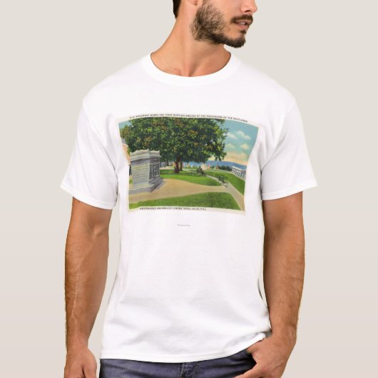 Coles Hill Uitzicht van Mayflower Burial Monument T-shirt (Voorkant)