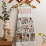 Collage Foto Roze We houden van je oma Best Gift Schort<br><div class="desc">"Collage Photo Pink We Love You Grandma Best Gift" kan verwijzen naar een sentimenteel en gepersonaliseerd cadeau voor een grootmoeder. Dit geschenk kan een collectie foto's omvatten die in een collage formaat worden geschikt, tegen een roze achtergrond worden geplaatst om een aanraking van warmte en vrouwelijkheid toe te voegen. De...</div>