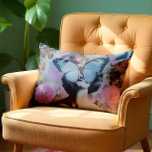 collage kussen<br><div class="desc">Dit ontwerp combineert de esthetiek van de koket met een dromerige, retro collage-sfeer. Een opvallende blauwe vlinder rust over het gezicht van een vrouw en voegt mysterie en grilligheid toe, terwijl pasteltinten van roze en lavendelvlinders rondfladderen, waardoor het etherische gevoel wordt versterkt. Levendige bloemen bloeien op de achtergrond en creëren...</div>