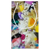 collage van kleurrijke stoffen klein cadeauzakje (Achterkant)