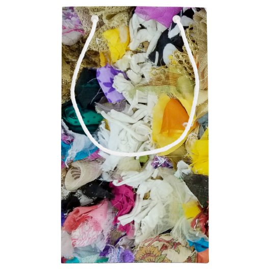 collage van kleurrijke stoffen klein cadeauzakje (Achterkant)