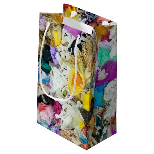 collage van kleurrijke stoffen klein cadeauzakje (Achterkant Gekanteld)