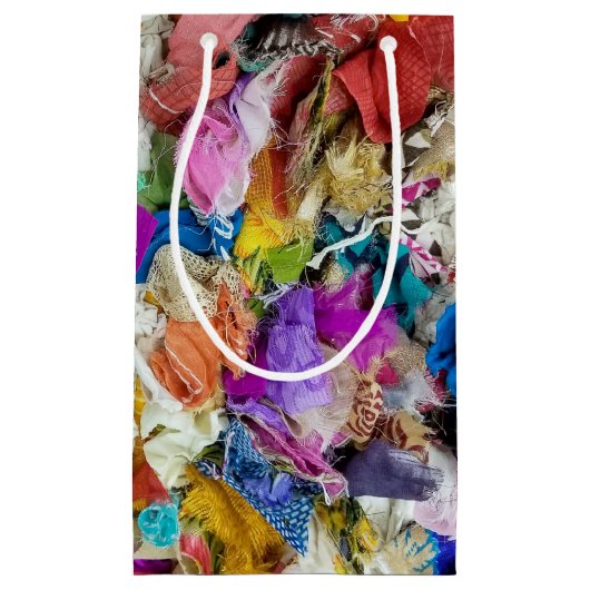 collage van kleurrijke stoffen klein cadeauzakje (Voorkant)