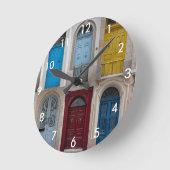 Collage van kleurrijke voordeuren ronde klok (Hoek)