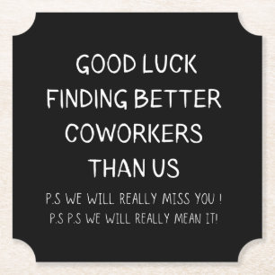 Colleague die de medewerker uit de boot laat valle kartonnen onderzetters