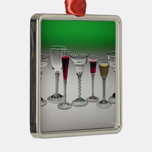 Collectie van wijnglazen met dragerstjes metalen ornament (Rechts)