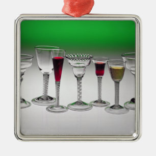 Collectie van wijnglazen met dragerstjes metalen ornament
